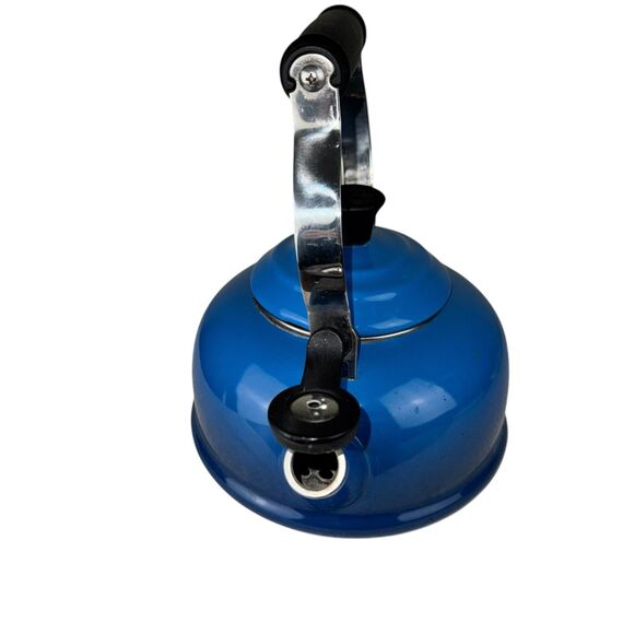 Le Creuset Classic Whistling Kettle, enamel On Steel Blue Ombré 1.7 Qt - Picture 2 of 8